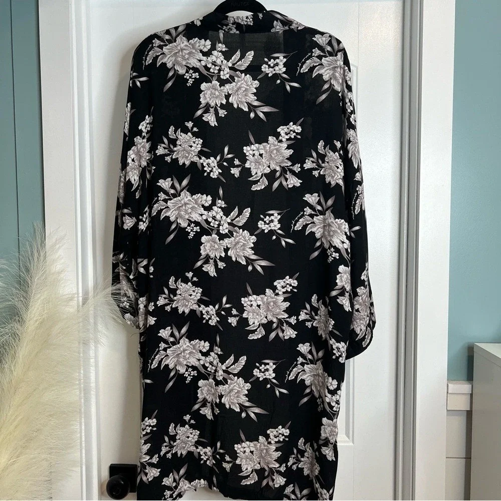 Spiritual Gangster Black & Gray Floral Print Tie Front Kimono. One‎ Size.